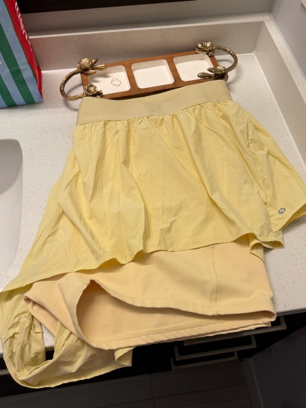 Popflex On the Run Ruffle Short buttercream - Picture 2 of 3